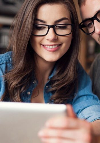 personal-couple-tablet